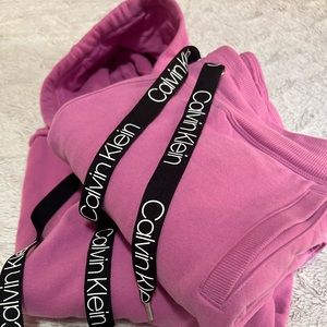 WOMEN’S CALVIN KLIEN PINK SWEAT PANTS AND TOP IN MEDIUM.